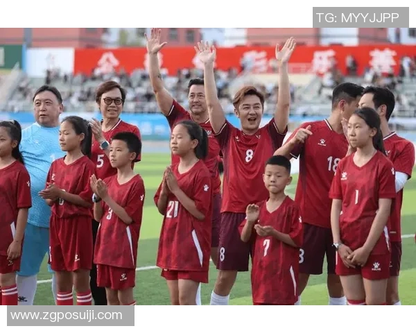 足球明星大巴车盛装出发球迷热情高涨共迎精彩赛事 足球明星大巴车盛装出发球迷热情高涨共迎精彩赛事